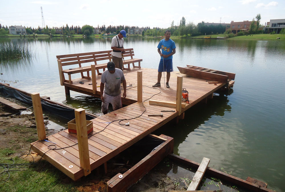 muelle de madera con banco y pasarela