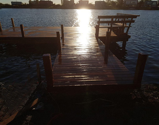 muelle de madera sobre laguna